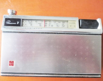 Rádio vintage Panasonic de 8 transistores: receptor de duas bandas de 1962
