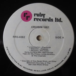 Pu&ograve; includere: Un disco in vinile bianco con un'etichetta nera. L'etichetta ha il testo "ruby records ltd." in lettere rosa. Il disco &egrave; intitolato "CRUISIN 1957" e contiene i titoli delle canzoni "Little Darlin'...Diamonds", "Searchin'...Coasters", "Raunchy...Bill Justis", "Come Go With Me...Dell-Vikings", "Tears On My Pillow...Little Anthony & The Imperials". Il disco &egrave; distribuito da Ruby Records ed &egrave; il lato A.