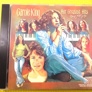 Może przedstawiać: Pudełko na płytę CD z kolorową ilustracją Carole King, piosenkarki i autorki tekstów, z tytułem "Her Greatest Hits" i tekstem "Songs 1971-1979".