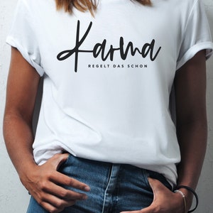 Karma regelt das schon | Fear Wear Damen Flammengarn T-Shirt | Rundhals | Statement T-Shirt | Fashion | Geschenkidee