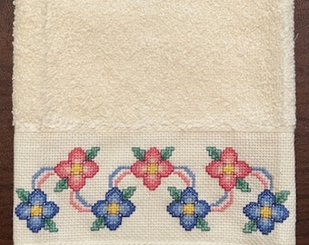 Kitchen Towel - Zig Zag Connected Flowers - Cross-Stitched