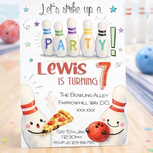 Pode incluir: Convite para festa de aniversário com tema de boliche. O convite apresenta pinos de boliche que soletram "PARTY", o nome "Lewis" e o número "7". Detalhes adicionais incluem a data, hora e local da festa.