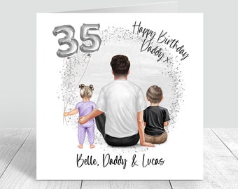Może przedstawiać: Kwadratowa kartka okolicznościowa z ilustracją rodzica i dwojga dzieci siedzących razem. Tekst głosi 35, Happy Birthday Daddy x oraz Belle, Daddy & Lucas. Rodzic ma na sobie białą koszulkę i czarne spodnie, a dzieci fioletowy strój w kropki oraz czarną koszulkę z beżowymi spodniami.