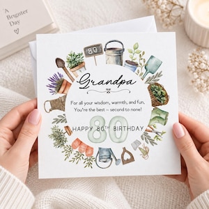 Puede incluir: Una tarjeta de felicitación cuadrada con una ilustración en acuarela de herramientas de jardinería y plantas dispuestas en círculo. El texto dice: Grandpa, For all your wisdom, warmth, and fun, You're the best – second to none! HAPPY 80TH BIRTHDAY.