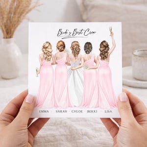 Könnte beinhalten: Quadratische Karte mit einer Illustration einer Braut und ihrer Brautjungfern. Die Braut trägt ein weißes Kleid, die Brautjungfern rosa Kleider. Der Text "Bride's Best Crew" steht oben. Namen sind unten aufgeführt.