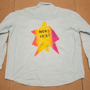 Vtg NKOTB New Kids On The Block boyband pop music 80&#39;s 90&#39;s light blue button up pearl snap denim jeans shirt, sz men&#39;s X-Large or Large