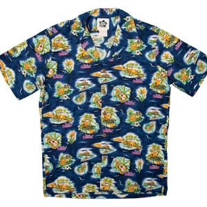 Può includere: Una camicia azzurra a maniche corte con bottoni e stampa tropicale con palme, fiori e un motivo ripetuto della parola "Polinesia".