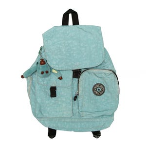 Peut inclure: Sac à dos bleu clair avec un motif texturé. Il comporte une fermeture à rabat, plusieurs poches et un petit porte-clés singe attaché. Comprend une poignée et des bretelles noires. Le sac à dos a un logo circulaire à l'avant.