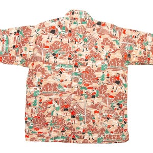 Puede incluir: Camisa de manga corta con un estampado repetido de figuras deportivas en rojo, verde y negro sobre un fondo beige. La camisa tiene un cuello clásico y está hecha de una tela ligera.