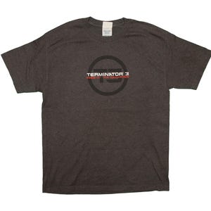 Puede incluir: Una camiseta gris oscuro con un logotipo circular negro y el texto "TERMINATOR 3" en letras blancas. El logotipo tiene una línea roja que lo atraviesa.