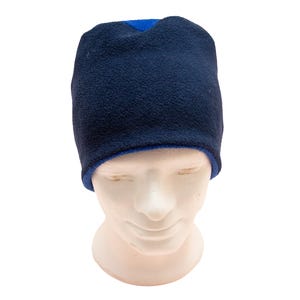 Pode incluir: Um gorro reversível feito de tecido polar macio. Um lado do gorro é azul-marinho escuro sólido, enquanto o outro lado é de um azul royal vibrante. O gorro apresenta uma coroa arredondada e um design simples para cobrir a cabeça.