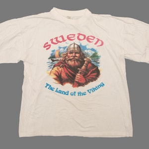 Vtg SWEDEN &quot;The Land Of The Viking&quot; white t-shirt, sz fit men&#39;s X-Large/Large