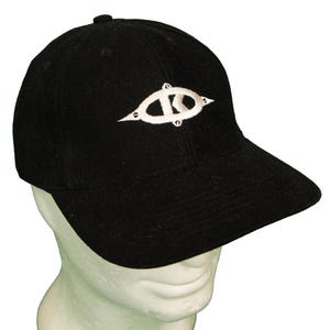 Op de afbeelding: Zwarte baseballcap met een gebogen klep. De cap heeft een wit geborduurd ontwerp op de voorkant. De cap is gemaakt van een donkere stof en heeft een gestructureerde pasvorm.