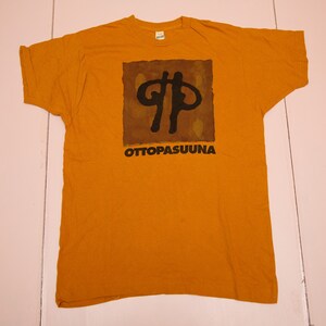 Vtg & zeer zeldzame 90's OTTOPASUUNA Finse folk band met Kimmo Pohjonen single stitch mosterd t-shirt, sz heren X-Large of Large