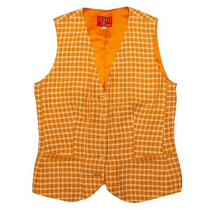 Può includere: Gilet arancione e bianco a quadri con scollo a V e chiusura con bottoni. Il gilet ha una fodera arancione brillante e una piccola etichetta con testo. Uno stile classico per la stratificazione.