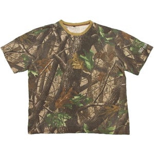 Könnte beinhalten: Kurzärmeliges Camouflage-T-Shirt mit braunem und grünem Muster. Der Ausschnitt und die Ärmelbündchen sind beige. Der Stoff zeigt ein realistisches Wald-Design.