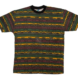 Peut inclure: Un t-shirt à manches courtes avec un col rond noir et un motif géométrique coloré. Le motif présente des rayures horizontales dans les tons de vert, de jaune et de marron. Le t-shirt est en matière souple.