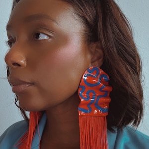 Brincos chamativos com franjas azuis: borlas de argila de polímero e algodão