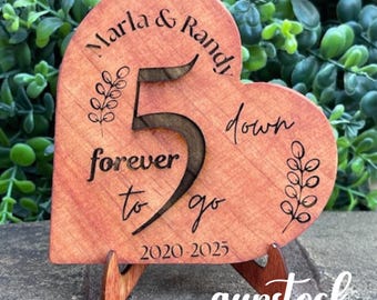 Gepersonaliseerd houten hart 5e verjaardag, lasergegraveerd cadeau, houten jubileumcadeau, aangepast cadeau 5e verjaardag, 5 jaar samen