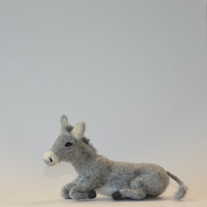 âne feutré - couché, figurine de la nativité