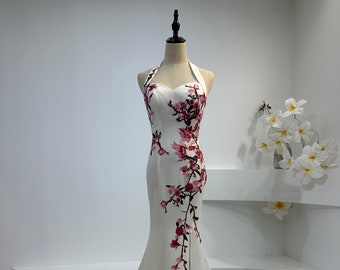 Weißes Neckholder-Cheongsam-Musterkleid, weißes chinesisches Blumenkleid, weißes Blumen-Qipao, chinesisches Hochzeitskleid, Hochzeits-Cheongsam, Hochzeits-Qipao