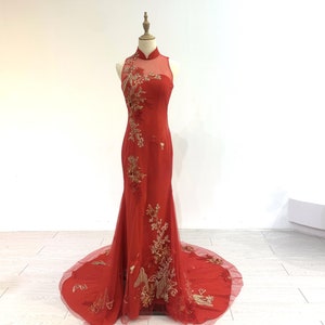 赤い中国のウェディングドレス、モダンなチャイナドレス、モダンなレースのチーパオ、金色の花の刺繍、茶道ドレス、赤いフォーマルガウン