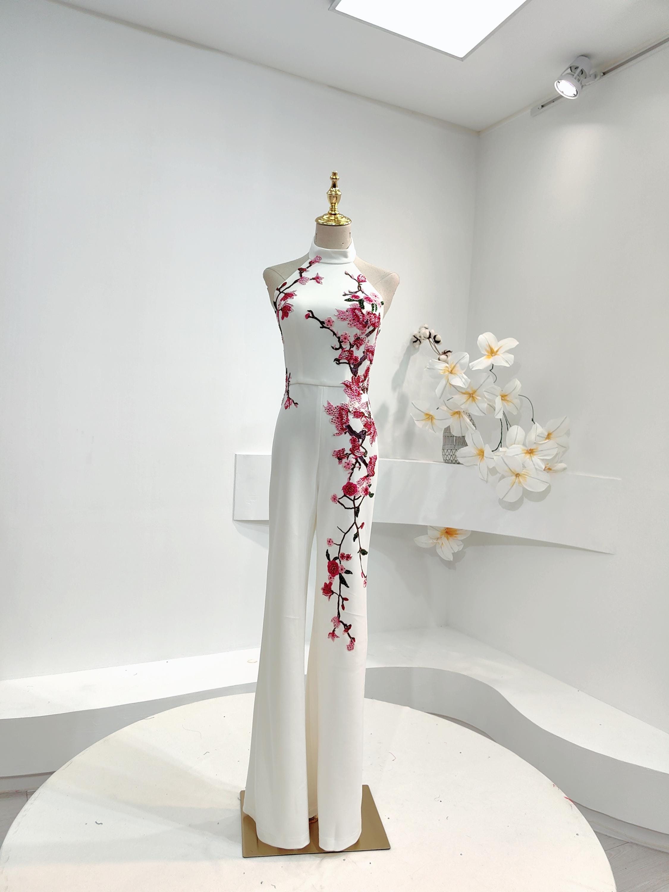 上品なスタイル Halter Jumpsuit Chinese Floral White Jumpsuit, Wedding Top Clothing