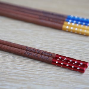 Personalisierte Stäbchen mit kostenloser Hülle | Benutzerdefinierte chinesische Hochzeit Gefälligkeiten | Hochzeit Gunsten Geschenk | Gravierte Holzstäbchen Geschenk