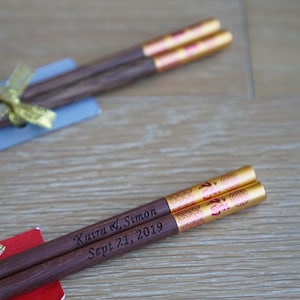 Personalisierte Stäbchen mit kostenloser Hülle | Benutzerdefinierte chinesische Hochzeit Gefälligkeiten | Hochzeit Gunsten Geschenk | Gravierte Holzstäbchen Geschenk