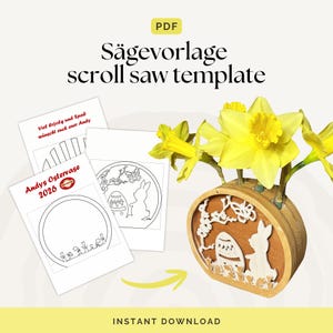 Könnte beinhalten: Eine hölzerne Laubsägevorlage für eine Ostervase mit einem dekorativen Design eines Ostereis und eines Hasen. Das Bild zeigt gelbe Narzissen in der Vase und mehrere schwarz-weiße Vorlagen. Der Text auf dem Bild lautet "scroll saw template".