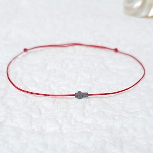 Bransoletka Mini Hematyt Sideway Cross Red String Bransoletka Łagodząca Lęk Kryształ Uzdrawiający Delikatny Amulet Kabała Ochrona Powodzenia Para Kobiety Mężczyźni