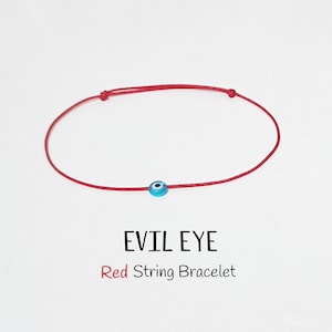 Könnte beinhalten: Rotes Armband mit einem blau-weißen Evil-Eye-Charm. Das Armband besteht aus einem dünnen roten Faden und hat ein schlichtes Design. Der Text auf dem Bild lautet "EVIL EYE Red String Bracelet".