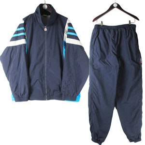 vintage ELLESSE trainingspak maat L authentiek marineblauw jas en broek retro jaren 90 klassiek Italië sportstijl atletisch windjack klein logo