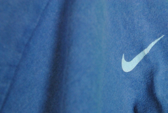 Vintage NIKE gros logo authentique T shirt bleu coton t shirt de sport retro des annees 90 des annees 80 rare taille S sport tenue haut swoosh style hip hop fabrique aux Etats Unis