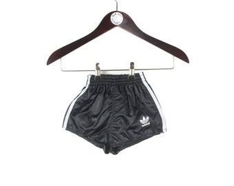 vintage ADIDAS Shorts Kinder Gr. D128 schwarz Polyester kleines Logo Polyester Klassik 80er Jahre Sport Made in Jugoslawien drei Streifen athletisch