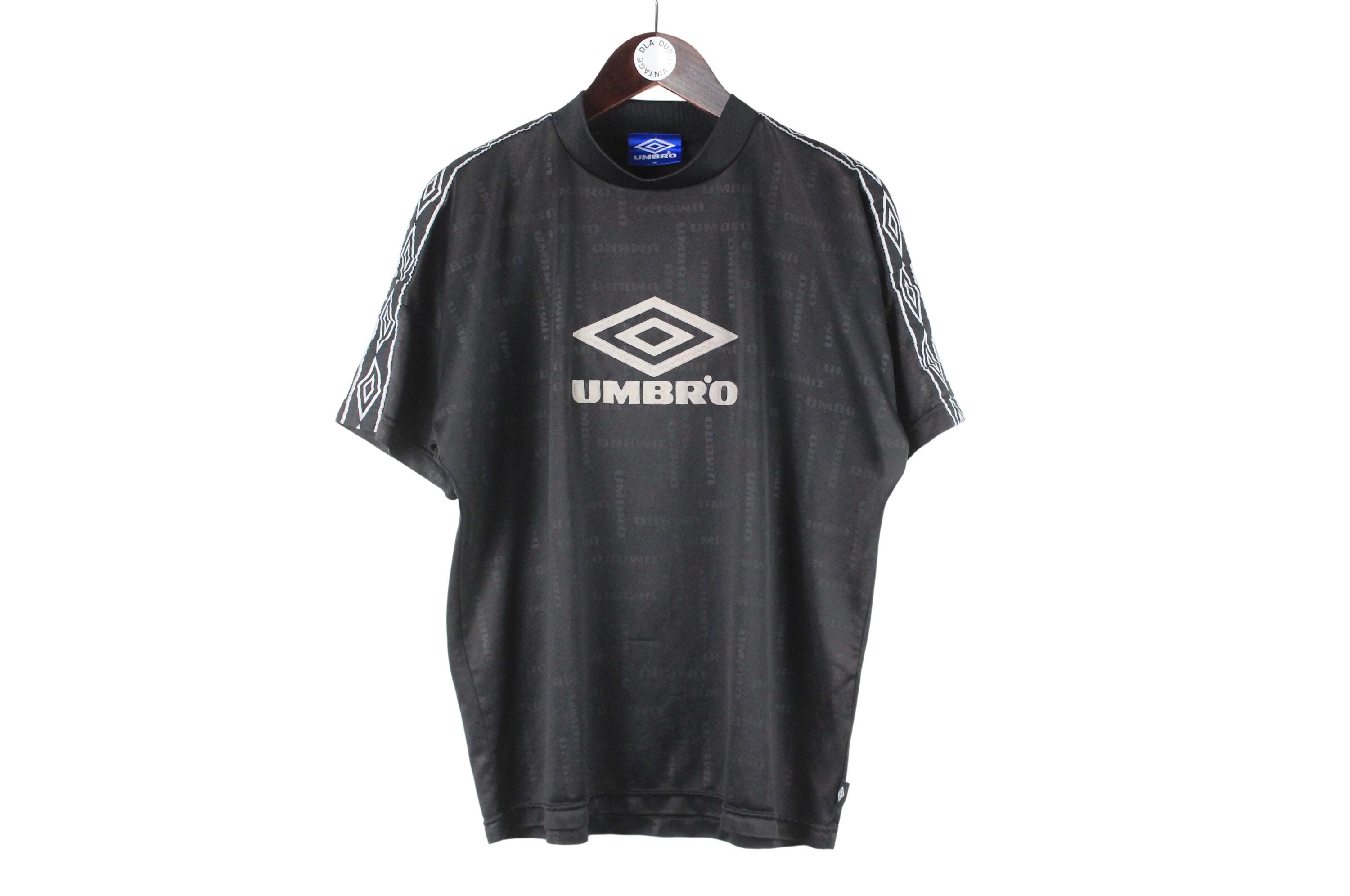 ウェア 90s Umbro vintage Black Football Shirt Vintage UMBRO T-shirt Jersey Black Big Logo Authentic