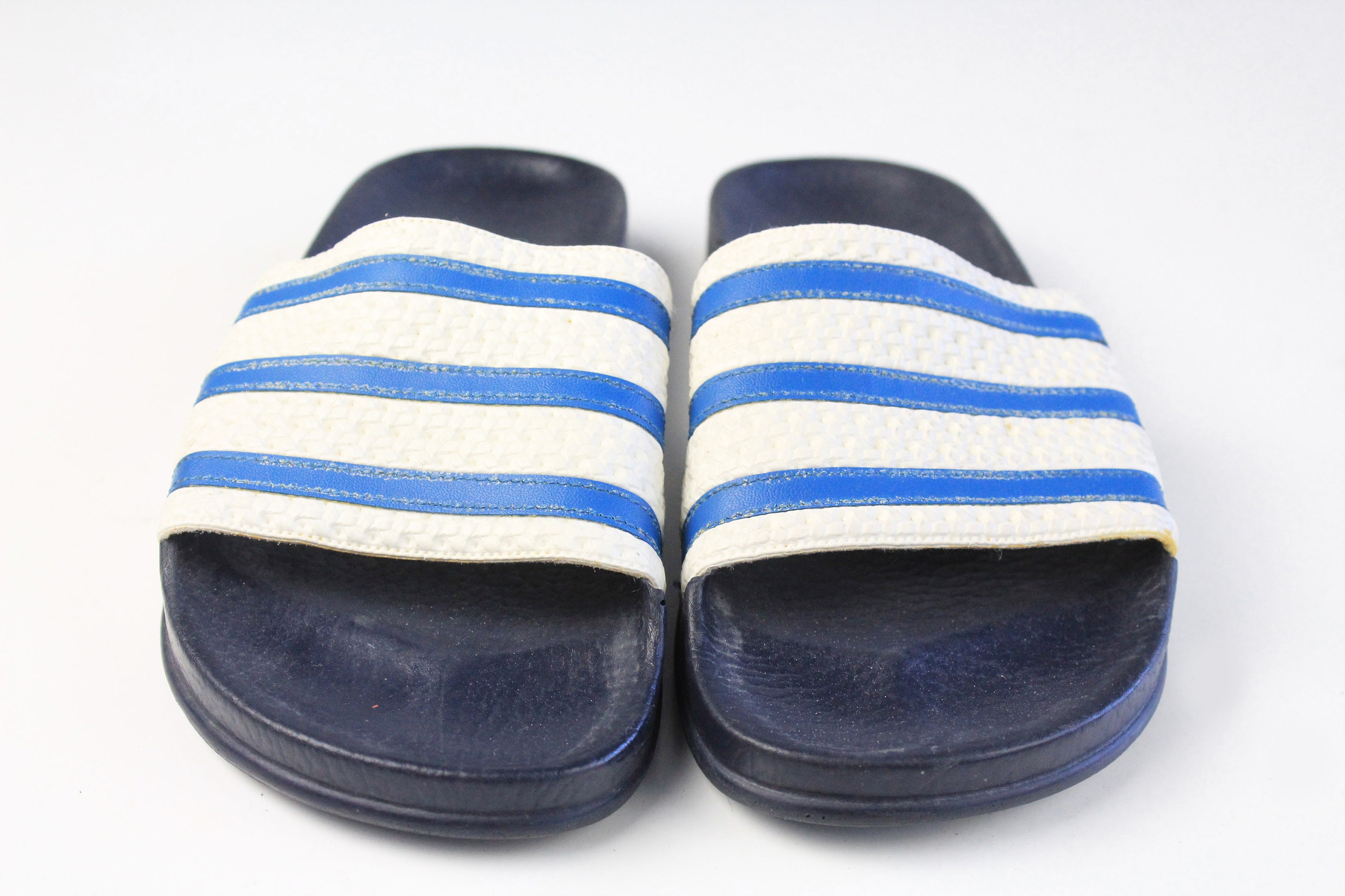 Vintage ADIDAS slippers authentiek maat US 8 heren retro atletische sport  stijl jaren 80 wit blauw gestreepte slijtage atletisch gemaakt in  Joegoslavië - Etsy Nederland