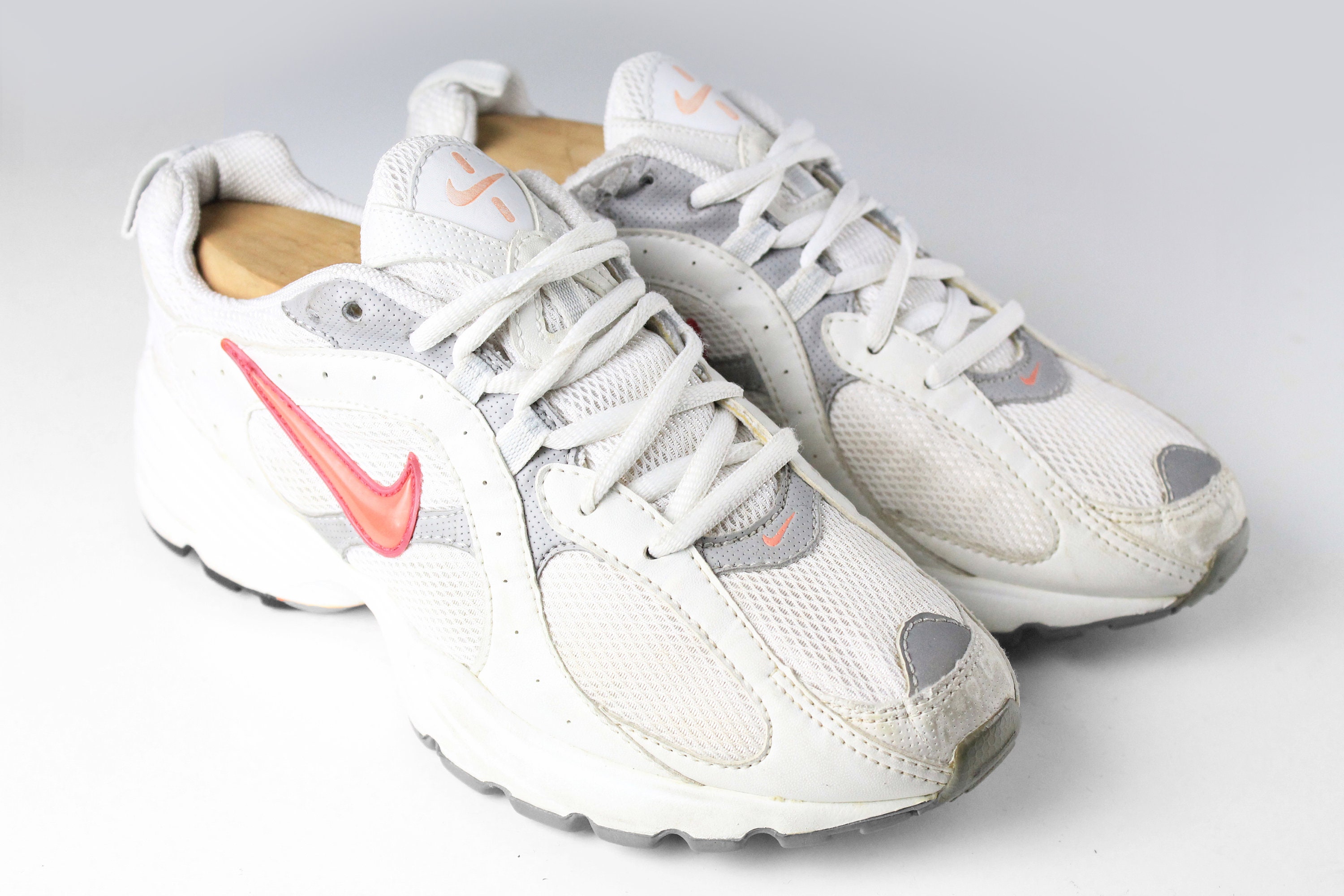 Vintage white sales nike sneakers