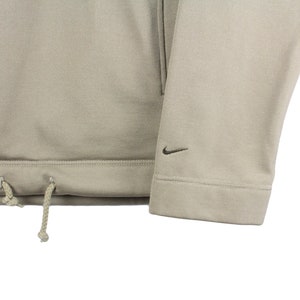Vintage NIKE Hoodie Storlek S Herr Autentisk Basic Sport Beige Tröja med Liten Logotyp Oversize Passform Retro Streetwear 00-90-tals Hoodie bild 3