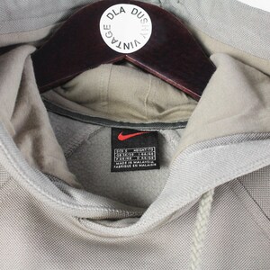 Vintage NIKE Hoodie Storlek S Herr Autentisk Basic Sport Beige Tröja med Liten Logotyp Oversize Passform Retro Streetwear 00-90-tals Hoodie bild 5