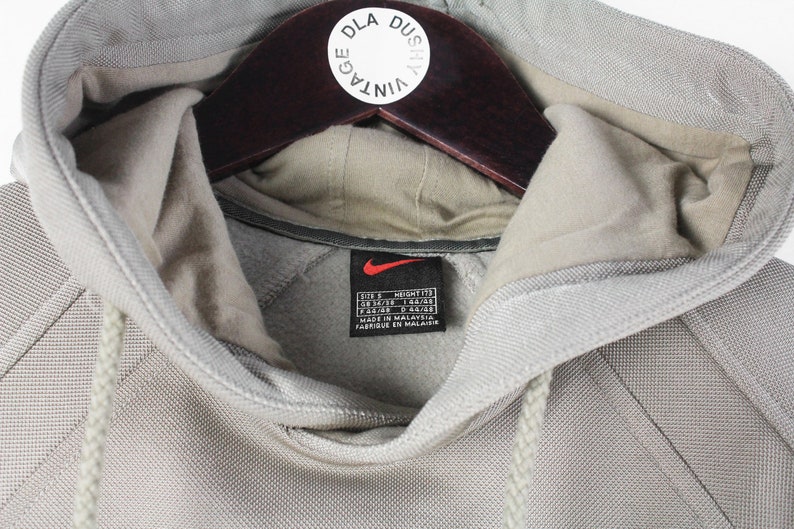 Vintage NIKE Hoodie Storlek S Herr Autentisk Basic Sport Beige Tröja med Liten Logotyp Oversize Passform Retro Streetwear 00-90-tals Hoodie bild 5