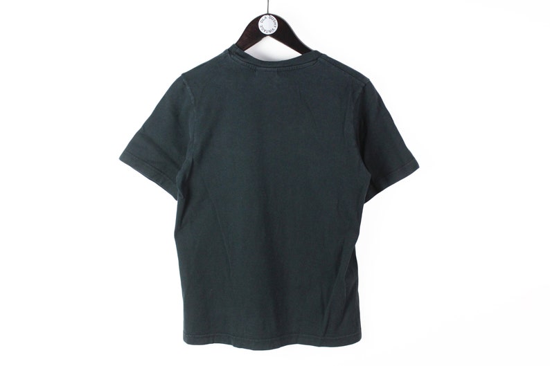 Peut inclure: Un t-shirt &agrave; manches courtes de couleur vert fonc&eacute; avec un col rond.