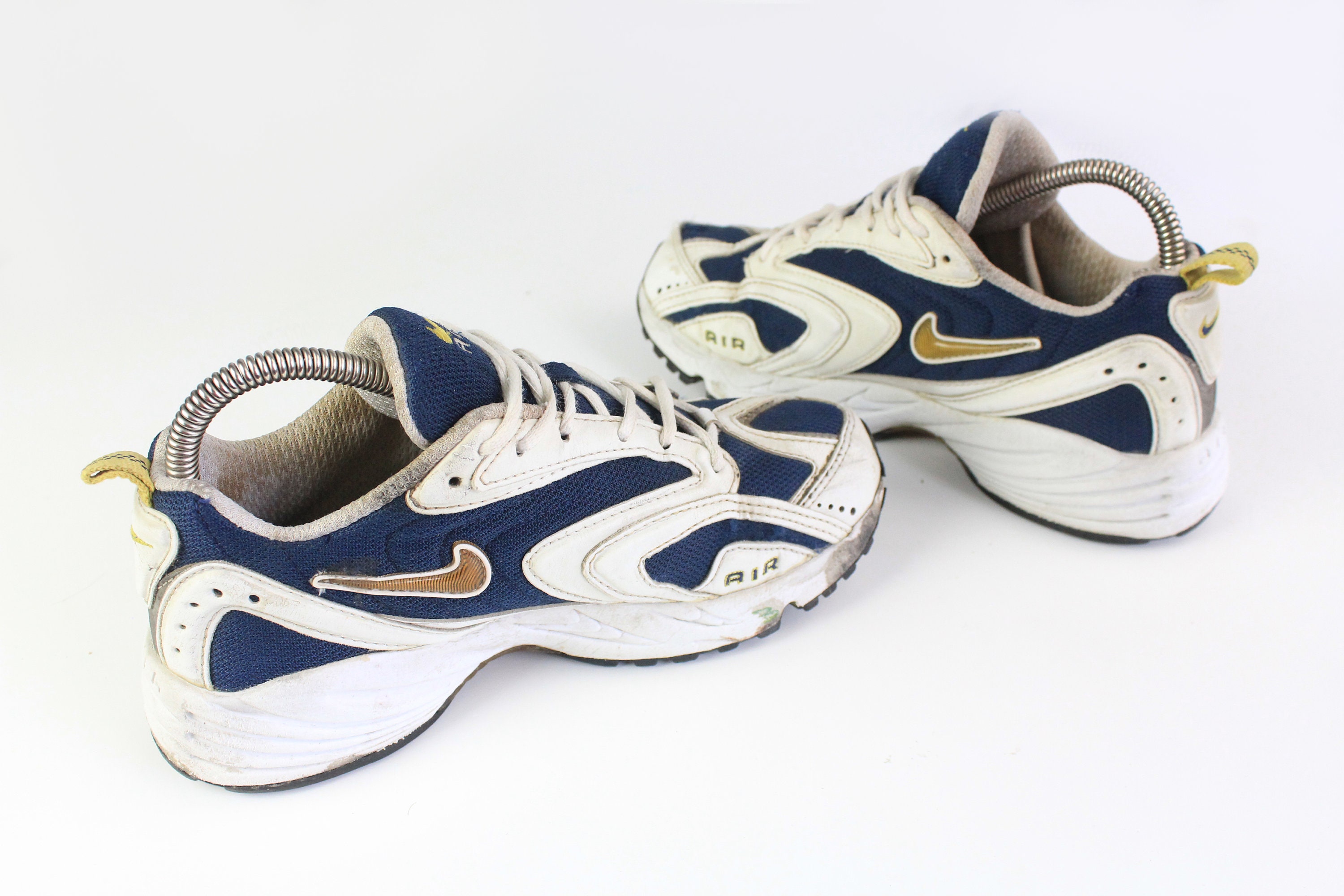 where to buy retro nike shoes