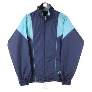 Vintage NIKE Trainingsjacke authentische Größe M blau kleines Logo Retro Sport Stil 80er Jahre Windjacke klassisch sportlich Full-Zip leichte Kleidung