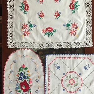 3 decorative doilies, 1 table runner/vintage doily/decoration handmade doily bobbin lace border/doilies/doilies.