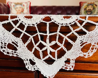 Tablecloth with handmade bobbin lace and white embroidery - linen 88 x 145 cm