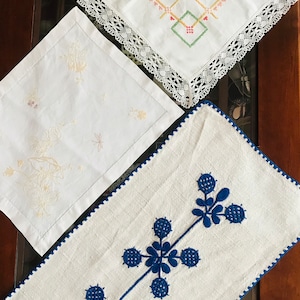3 decorative doilies, 1 table runner/vintage doilies/decoration handmade doilies bobbin lace border/doilies crochet doilies.