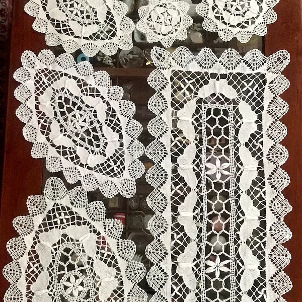 F  Vintage Spitzen Tischdecke ,geklöppelt in Natur weiß, mit Schmetterlingen Klöppel Deckchen Klöppel Arbeiten