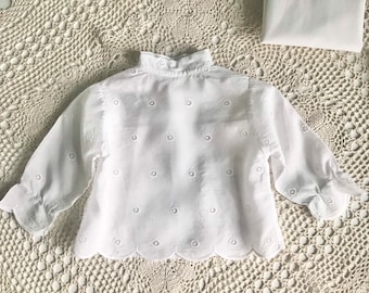 Blusa vintage per bebè di colore bianco, chiusa dietro con un bottone. Per bambini da 2-3 mesi. Cotone molto delicato