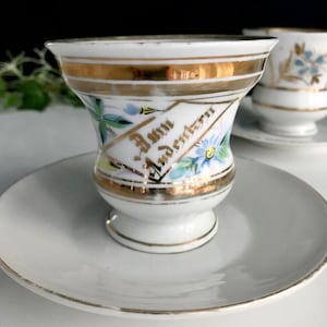 Prachtige kopjes van de Carl Tielsch porseleinfabriek tot 1909. Biedermeier kopje, antiek kopje, kopje met de spreuk &quot;Aus Freundschaft&quot; (voor de vriendschap).